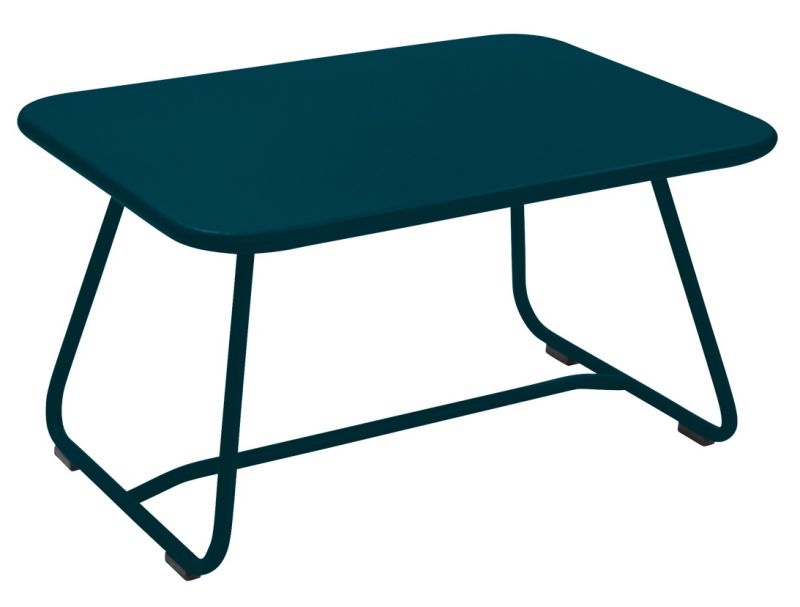 Blauer Sixties Outdoor Tisch von Fermob, niedriger Beistelltisch für Garten und Terrasse.